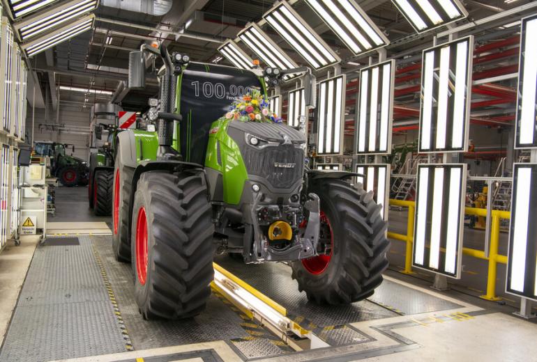 Izgatavots 100 000. Fendt 700 Vario traktors