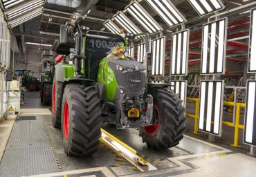 Izgatavots 100 000. Fendt 700 Vario traktors