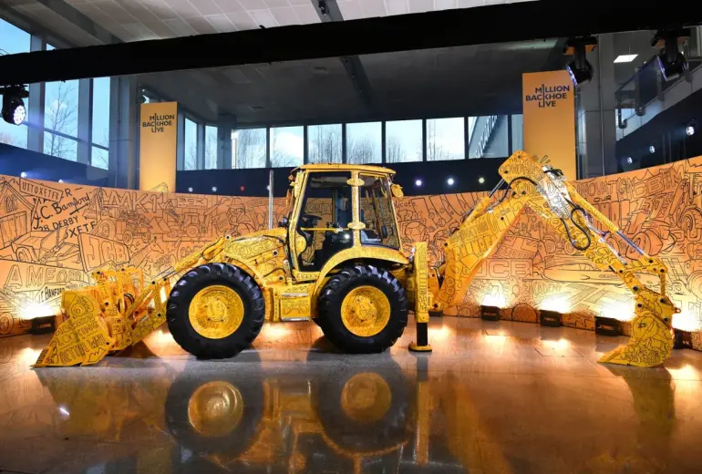 Miljons JCB universālo ekskavatoru