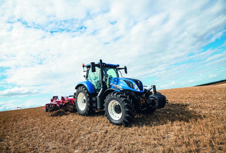 New Holland T6 traktoru klāstā jauns sešcilindru modelis