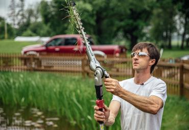 Jānis Vinters izmēģina dārza instrumentus